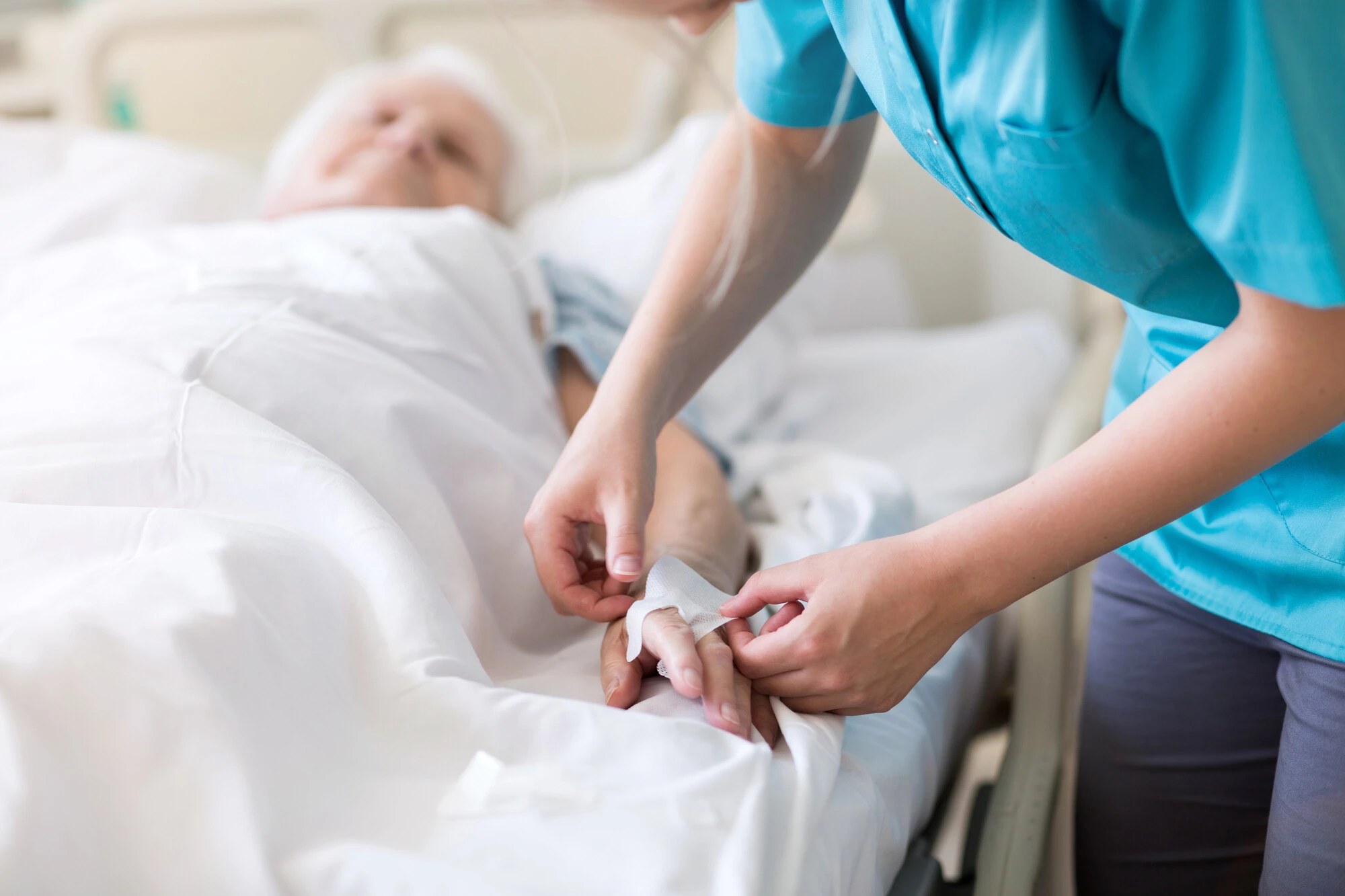 Operatrice sanitaria assiste una paziente durante la degenza